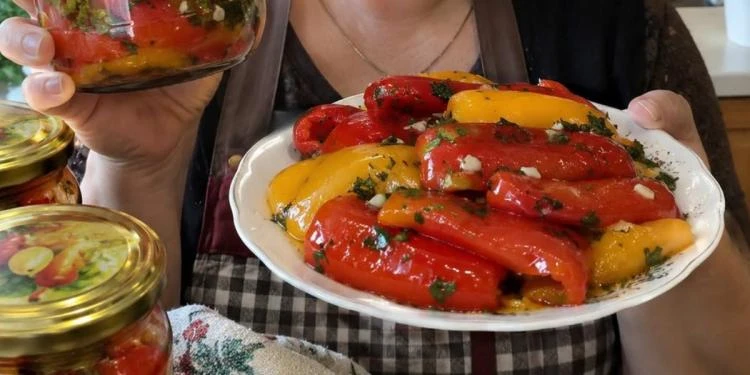 Перець із часником і зеленню: банка зникає ще до кінця вечері